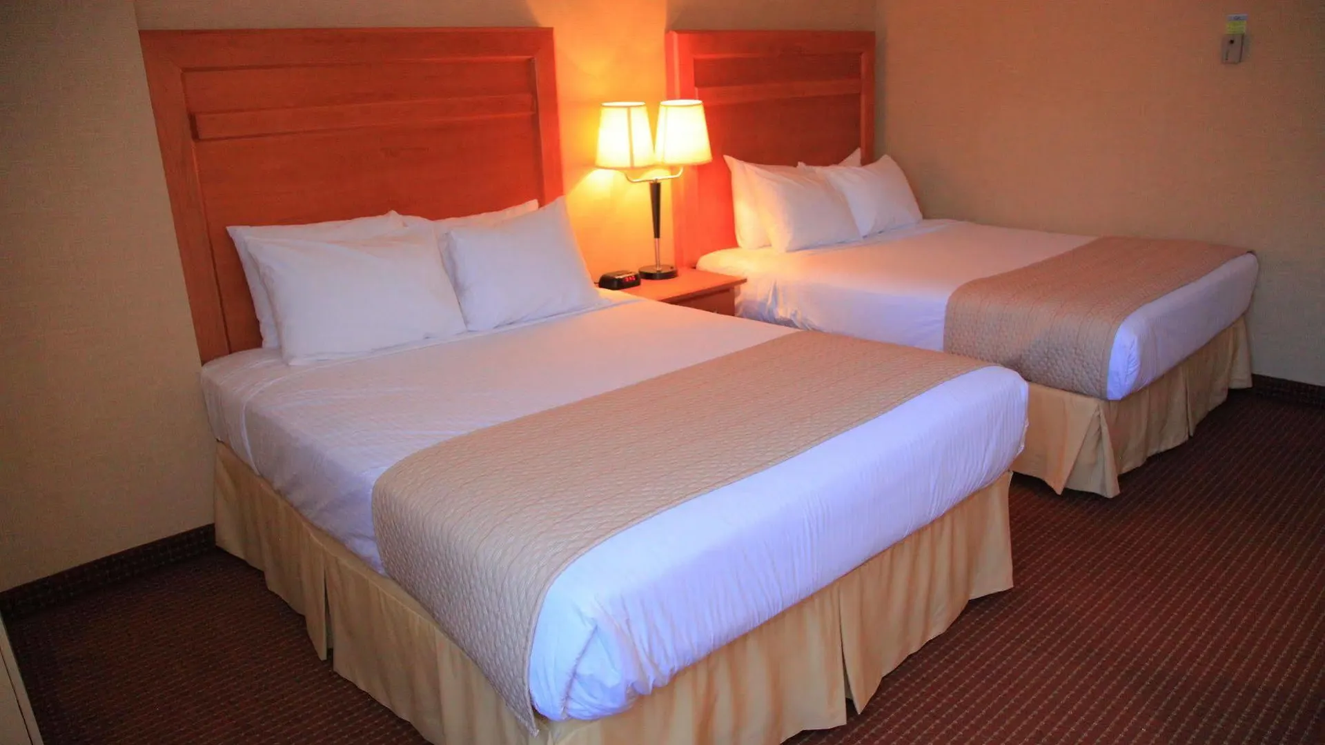 Days Inn By Wyndham Edmonton Downtown
