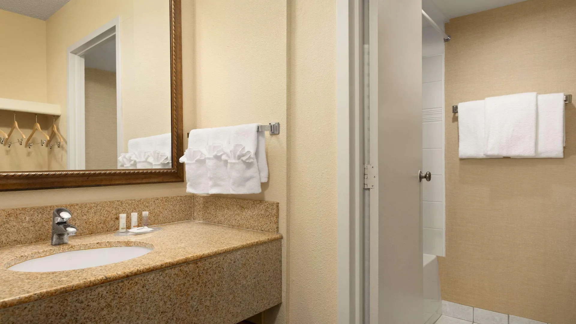 Days Inn By Wyndham Edmonton Downtown Hotel